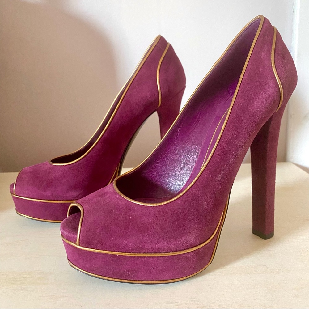 GUCCI BRAND NEW WITH BOX raspberry suede heels with gold piping size 38